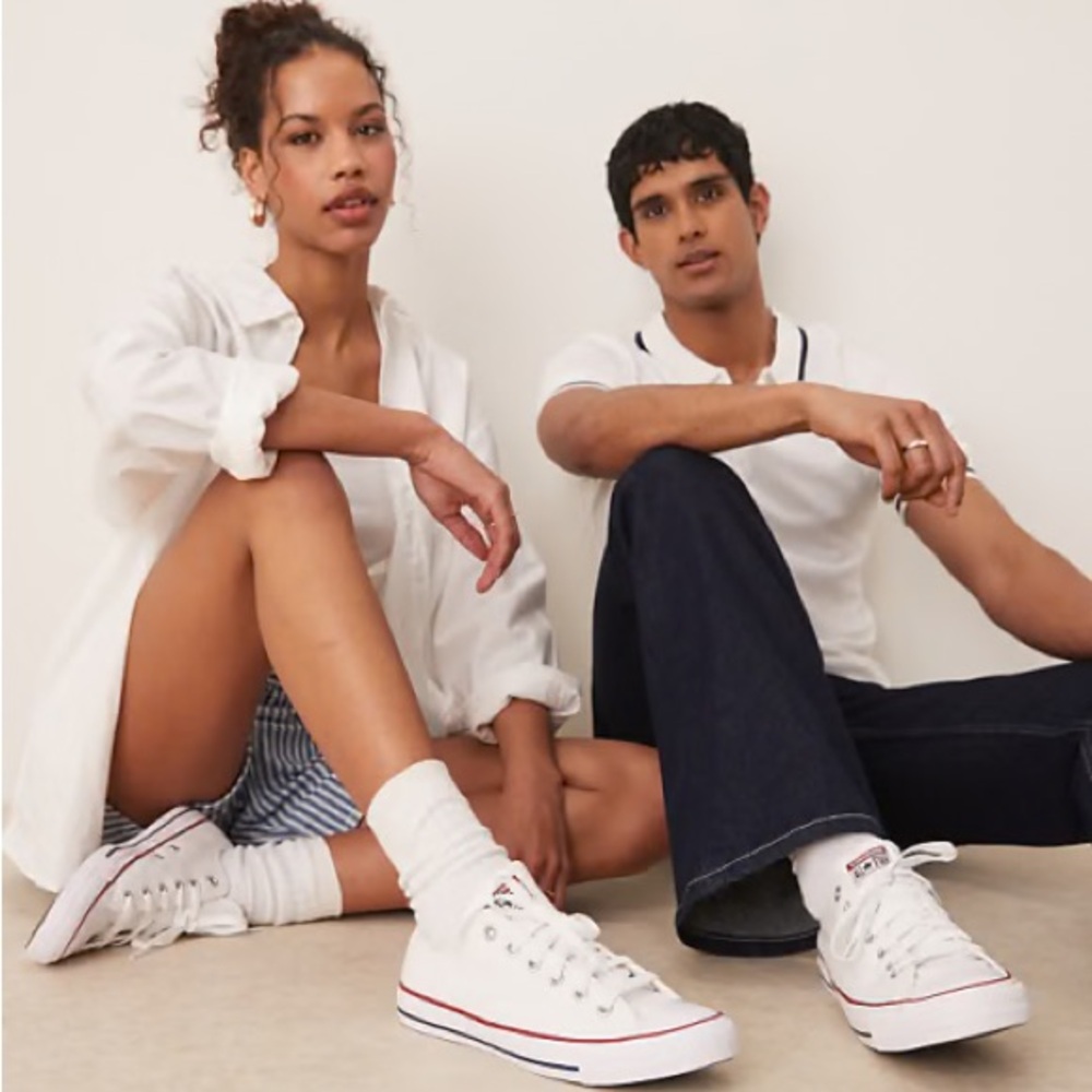 CONVERSE Chuck Taylor All Star Low Top Canvas Sneakers in White - Unisex M6/W8
